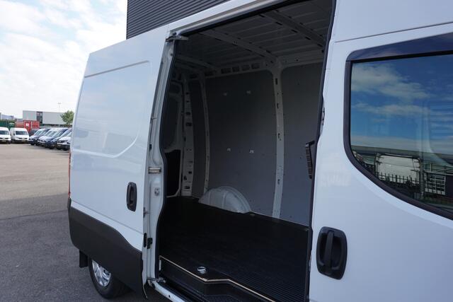 Iveco DAILY 35S14V | 2.3 | L1H2 | Airco | Camera | Navi | Trekhaak 3,5T