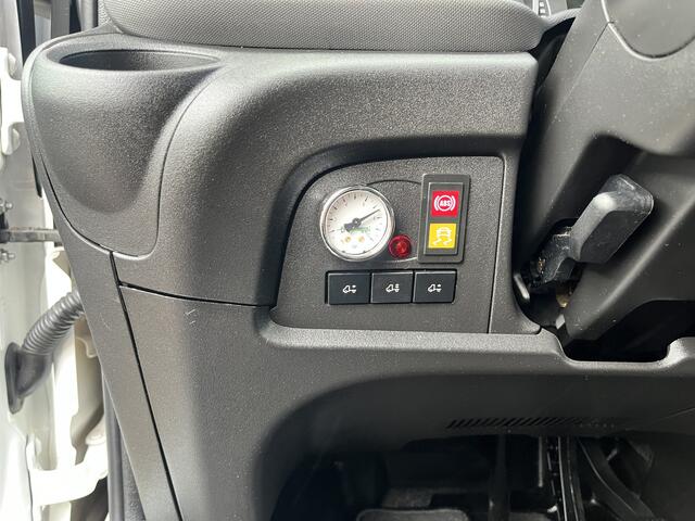 Iveco DAILY 40C16 Automaat 9 Ton samengesteld BE-Trekker Luchtvering PTO Koeling aansluiting Airco Cruise controle Stuurwielbediening Telefoonverbinding Navigatiesysteem Camera Werkverlichting 2-Persoons Euro
