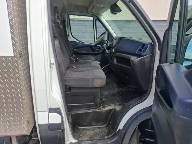 Iveco DAILY 3.0I CNG Kraan Laadbak AUT-6 HIAB 3-Persoons Ecc Trekhaak Camera Blue power Alpine 2-Din Infotainment Sys. Bluetooth Opbergkasten Betonplex Vloer Compressed Natural Gas (CNG) EURO-6 375 35S14N Voertuig 1e Eigenaar Euro 6
