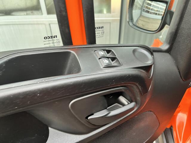 Iveco DAILY 35C14 2.3 375 Laadklep 500kg Trekhaak 3500kg trekgewicht Airco 2-Persoons Open laadbak Pick-up P-up Bakwagen Telefoonverbinding 1e eigenaar Euro 6 Bpm vrij !!!