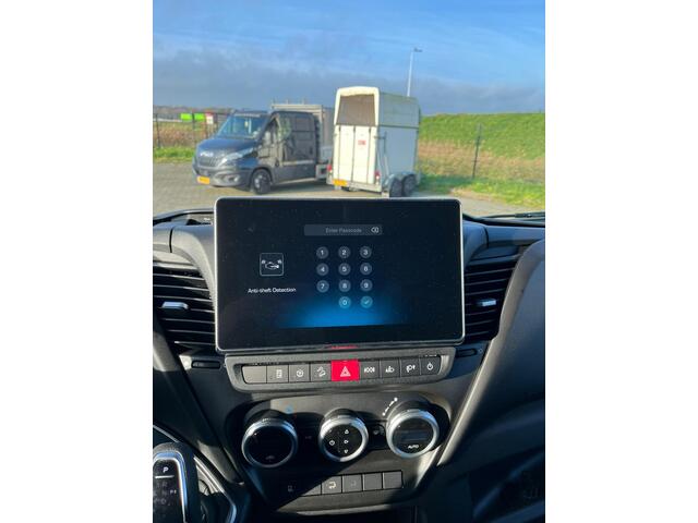 Iveco DAILY 35C18HA8 bakwagen met laadklep (1000 kg.)