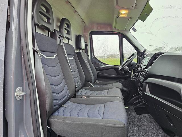 Iveco DAILY 35S14V 2.3 352 L3H2 ac laadlift in laadruimte EURO6 trekhaak 3500 kg