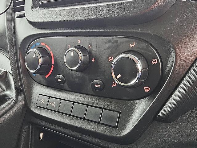 Iveco DAILY 35S14V 2.3 352 L3H2 ac laadlift in laadruimte EURO6 trekhaak 3500 kg