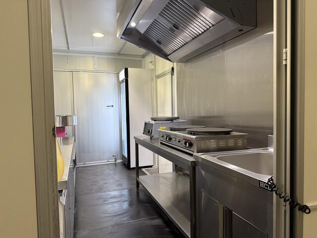 Iveco DAILY 35S14 2.3 410 | Foodtruck | Pannenkoek | Wafelijzer | Poffertjes | Crêpes | Stroopwafel | Suikerspin | Eventtruck | Verkoopwagen | Snackwagen | Zijdeur | Airco | Camera