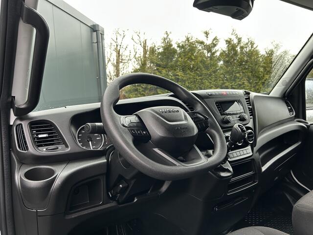 Iveco DAILY 35S14V 2.3 136 PK / L2H2 / 30.452 KM !! / 3.500 KG AHG / 270 A DEUREN / TREKHAAK / AIRCO / BLUETOOTH / 3-ZITS
