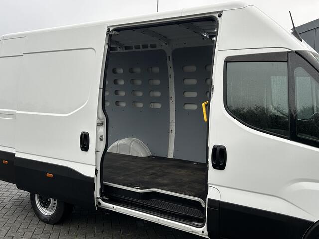 Iveco DAILY 35S14V 2.3 136 PK / L2H2 / 30.452 KM !! / 3.500 KG AHG / 270 A DEUREN / TREKHAAK / AIRCO / BLUETOOTH / 3-ZITS