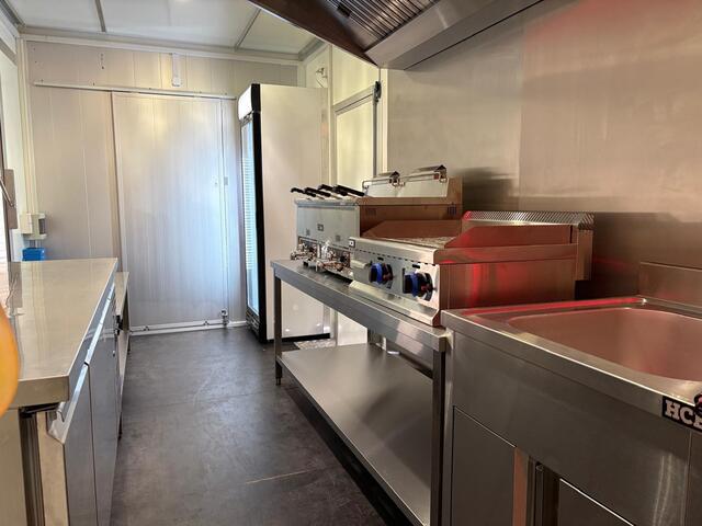 Iveco DAILY 35S14 2.3 410 | Foodtruck | Patatwagen | Bakplaat | Verkoopwagen | Patatkraam | Eventtruck | Frietwagen | Bak Snackwagen | Koeling | Zijdeur | Airco Treeplank