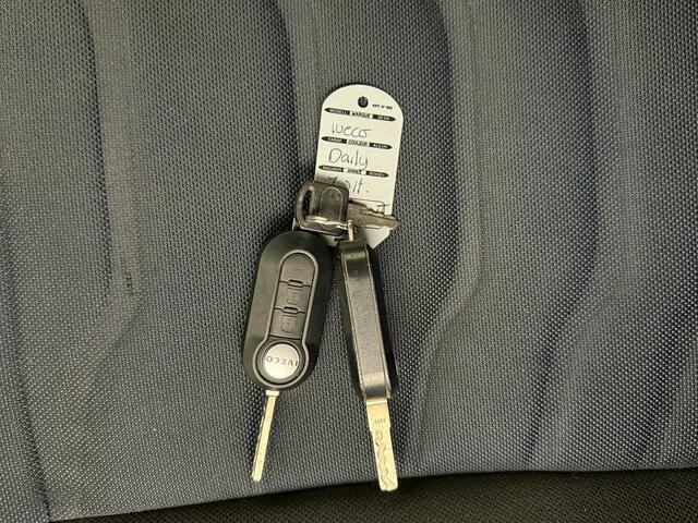 Iveco DAILY 35C15 3.0 Liter Bakwagen | Achterdeuren | 3500Kg Trekhaak | Euro 6 | Airco | Cruise | Dakspoiler