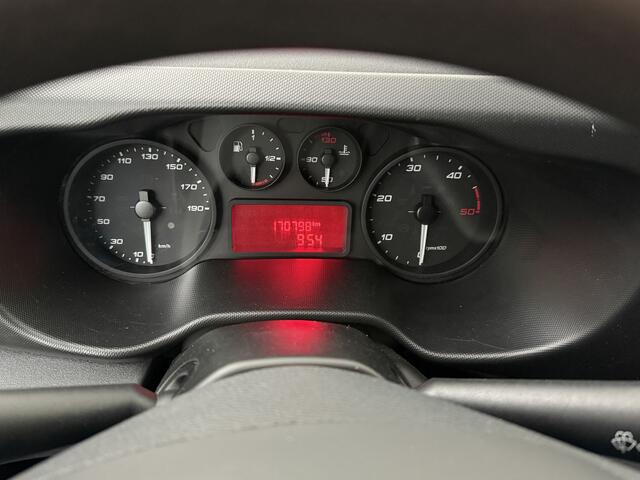 Iveco DAILY 35C15 3.0 Liter Bakwagen | Achterdeuren | 3500Kg Trekhaak | Euro 6 | Airco | Cruise | Dakspoiler