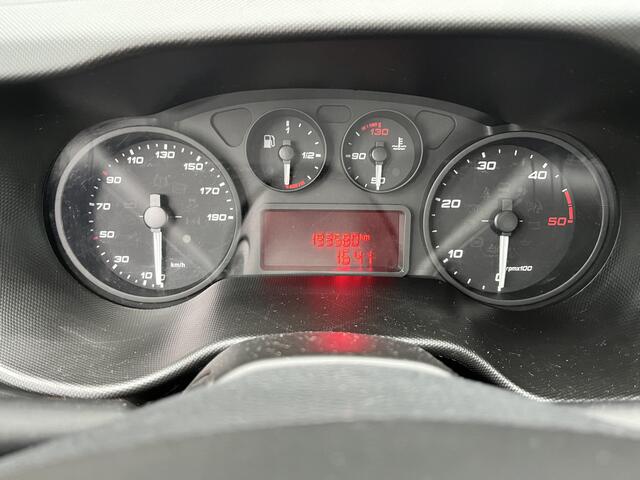 Iveco DAILY 35C14 2.3 375 Laadklep 500kg Trekhaak 3500kg trekgewicht Airco 2-Persoons Open laadbak Pick-up P-up Bakwagen Telefoonverbinding 1e eigenaar Euro 6 Bpm vrij !!!