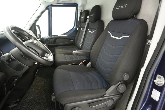 Iveco DAILY 2.3 L2H1 | 3500kg Trekgew. | Airco | Cruise | Carplay | 3 Zits | Trekhaak | Imperiaal