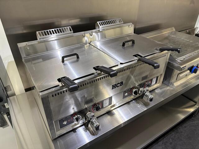 Iveco DAILY 35S14 2.3 410 | Foodtruck | Patatwagen | Bakplaat | Verkoopwagen | Patatkraam | Eventtruck | Frietwagen | Bak Snackwagen | Koeling | Zijdeur | Airco Treeplank