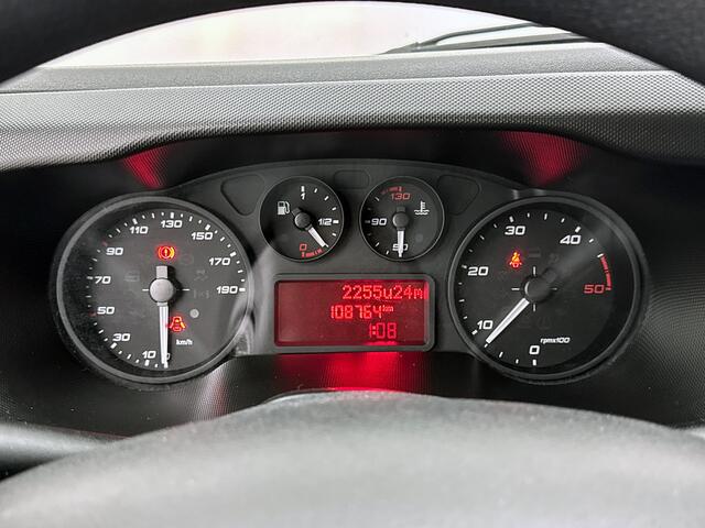 Iveco DAILY 35S14V 2.3 352 Luchtgeveerde stoel Trekhaak 3500kg Climate control Betimmering Cruise control