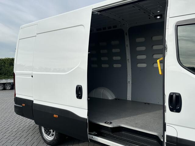 Iveco DAILY 35S14 2.3D FACELIFT / L2H2 / ** 28.436 KM ** / TREKHAAK / 3.500 KG AHG / 270 ACHTERDEUREN / ECC AIRCO / APPLE CARPLAY / 3 ZITS