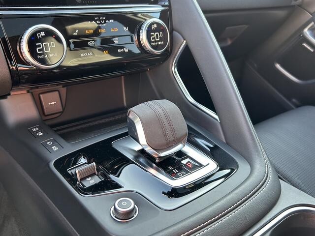 Jaguar E-Pace P300e 309pk AWD R-Dynamic SE | Panoramadak | Meridian Audio | Stoelverwarming | Draadloos Apple CarPlay / Android Auto |