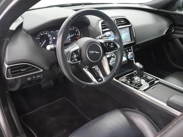 Jaguar XE 2.0 P250 R-Dynamic S | 360 Camera | Apple CarPlay/Android Auto | 14-Wegs elec.verstelbare stoelen | LED | Lederen Interieur | Black Pack | Adaptieve Cruise Control | Stoelverwarming Voor + Achter | Navigatie Pro | DAB |