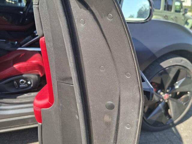 Jaguar i-Pace EV400 HSE 90 kWh | Compleet Carbon exterieur | 22" Carbon | Volleder | Meridian Surround | CarPlay | 360 Camera | MatrixLex | Achterbank verw | Alcantara hml | Etc.. (Wrap Matt Black, orgineel Corris Grey Antraciet metallic)