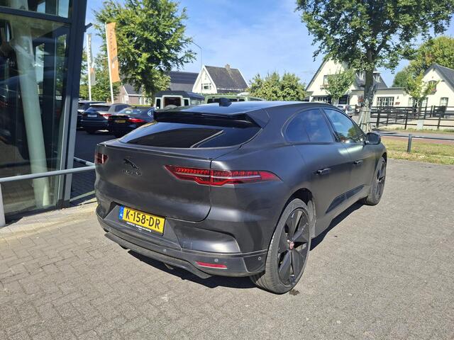 Jaguar i-Pace EV400 HSE 90 kWh | Compleet Carbon exterieur | 22" Carbon | Volleder | Meridian Surround | CarPlay | 360 Camera | MatrixLex | Achterbank verw | Alcantara hml | Etc.. (Wrap Matt Black, orgineel Corris Grey Antraciet metallic)