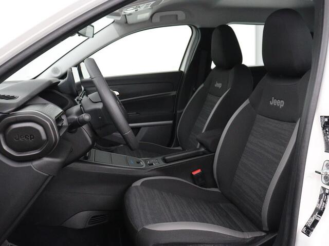 Jeep Avenger Longitude 54 kWh | SOH 93% | Warmtepomp | Carplay | Navigatie | Parkeerhulp | Full LED | Climate control | Cruise control