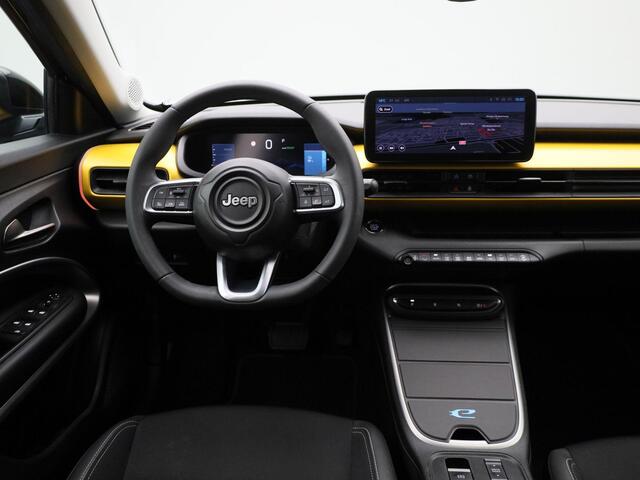 Jeep Avenger 54kWh 1st Edition | Elektr. bed. achterklep | Climate Control / ECC | Licht metalen velgen 18 inch | Cruise control Adaptive | Navigatie | Half lederen bekleding | Stoelverwarming | LED koplampen | Park Distance Control voor en achter | Achteruitrijcamera