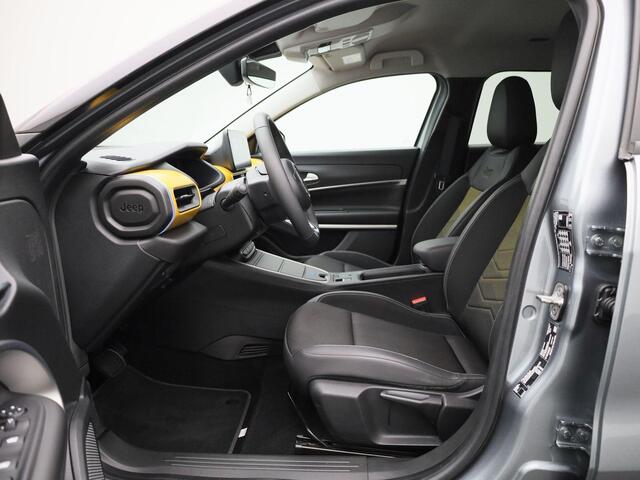 Jeep Avenger Longitude 54 kWh 155Pk | Navigatie | Apple & Android Carplay | Parkeersensoren Voor & Achter | Achteruitrijcamera | Stoelverwarming | Privacy Glass | Climate Control | Adaptieve Cruise Control |