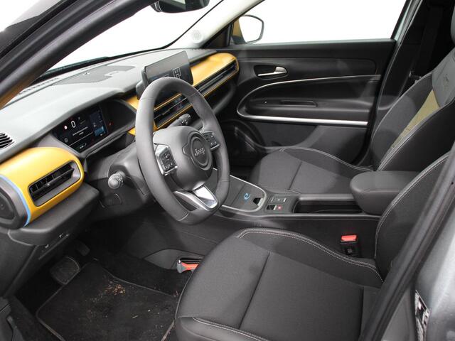 Jeep Avenger Summit 54 kWh SOH 96,5 % Camera Lichtmetalen Velgen 18" Navigatie Apple Carplay/ Android Auto Sfeerverlichting Parkeersensor achter Cruise Control Stoelverwarming Full LED Virtual Cockpit Climate Control Two tone Electrisch bedienbare achterkep