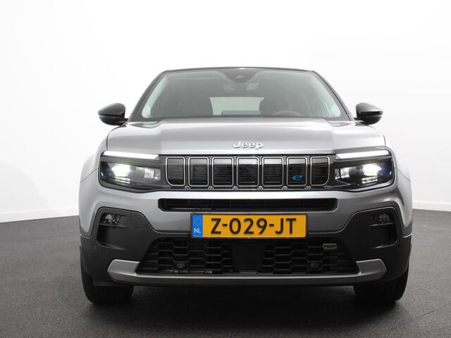 Jeep Avenger Summit 54 kWh SOH 96,5 % Camera Lichtmetalen Velgen 18" Navigatie Apple Carplay/ Android Auto Sfeerverlichting Parkeersensor achter Cruise Control Stoelverwarming Full LED Virtual Cockpit Climate Control Two tone Electrisch bedienbare achterkep