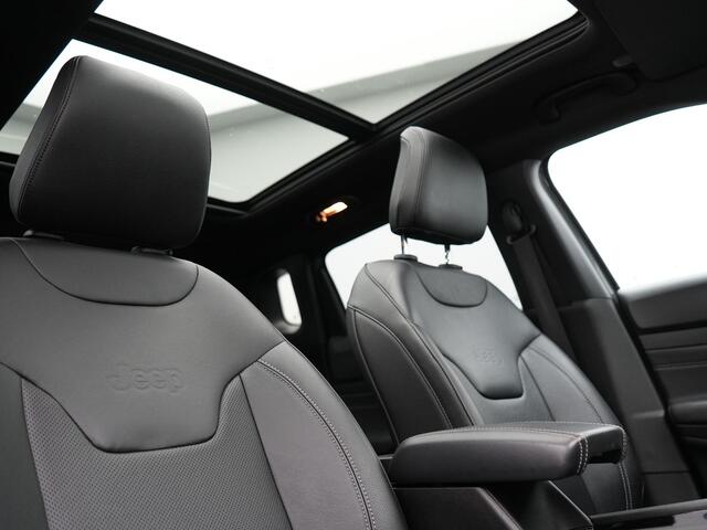 Jeep COMPASS 4xe 240 Plug-in Hybrid Electric S 240pk Dealer O.H PHEV | Trekhaak | Panodak | Adaptive Cruise | 360 Camera | Lederen Sportstoelen Memory & Ventilatie | Apple Carplay | Alpine Sound | Virtual | DAB |