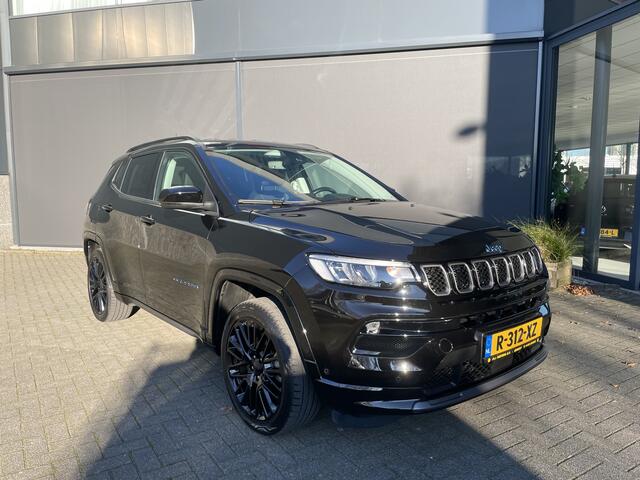 Jeep COMPASS 4xe 240 Plug-in Hybrid Electric S Achteruitrijcamera - Airco - Navigatiesysteem - Parkeersensoren voor en achter - Cruise control - Keyless entry and start - Dakrails - Connected services - Extra getint glas achter - Start/st