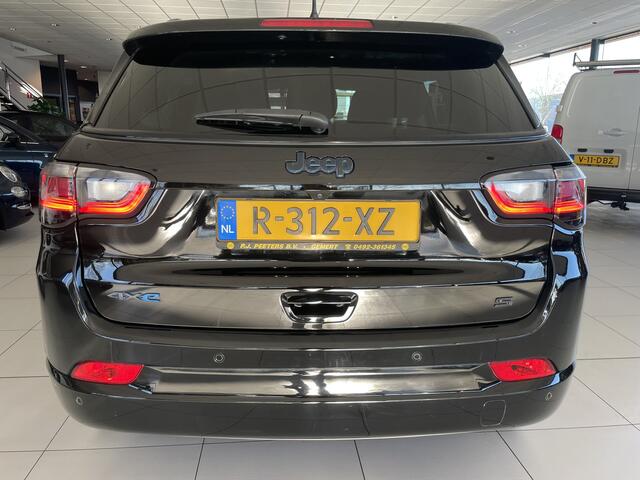 Jeep COMPASS 4xe 240 Plug-in Hybrid Electric S Achteruitrijcamera - Airco - Navigatiesysteem - Parkeersensoren voor en achter - Cruise control - Keyless entry and start - Dakrails - Connected services - Extra getint glas achter - Start/st