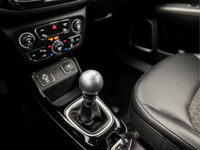 Jeep COMPASS 1.4 MultiAir Night Eagle 141Pk (APPLE CARPLAY, NAVIGATIE, CAMERA, TREKHAAK, LEDER, SPORTSTOELEN, PARKEERSENSOREN, KEYLESS, NIEUWE APK, NIEUWSTAAT)