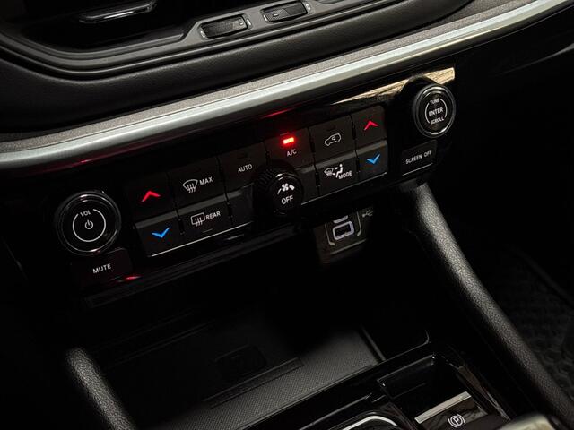 Jeep COMPASS 4xe 190 Plug-in Hybrid Electric Limited Sport 190Pk Automaat (VIRTUAL COCKPIT, APPLE CARPLAY, GROOT NAVI, STUUR/STOELVERWARMING, CAMERA, KEYLESS, GETINT GLAS, TREKHAAK, ADAPTIVE CRUISE, NIEUWSTAAT)