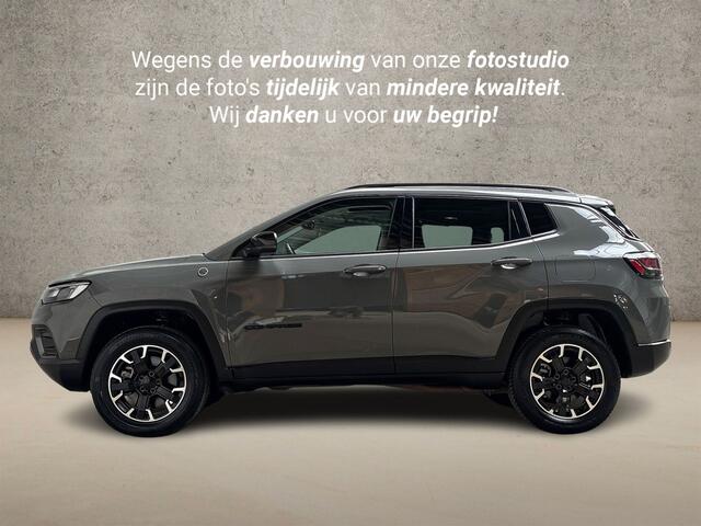 Jeep COMPASS 4xe 240 Plug-in Hybrid Electric Trailhawk 240Pk Automaat (PANORAMADAK, APPLE CARPLAY, GROOT NAVI, CAMERA, LEDER, SPORTSTOELEN, GETINT GLAS, ADAPTIVE CRUISE, NIEUWSTAAT)