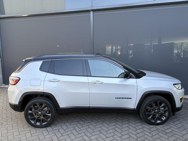 Jeep COMPASS 4xe 240 Plug-in Hybrid Electric Trailhawk Airco - Schuif/kanteldak - Achteruitrijcamera - Apple carplay - Parkeersensoren - Navigatie - Oplaadmogelijkheid - Lederen bekleding - Cruise control - Dakrails - Led verlichting - Elektrische ramen - Bluetooth -