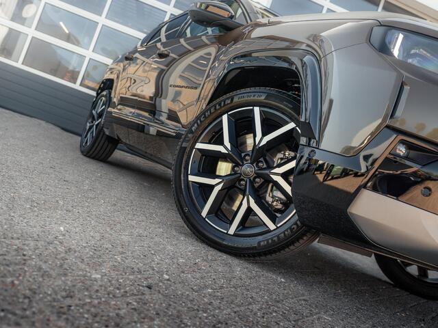 Jeep COMPASS First Edition 74 kWh | Direct leverbaar | Adapt. Cruise | Camera | Carplay | 20" | Elektr. A-Klep | Navi | Winter Pack | Schuif/Kanteldak | Premium Pack | Conv. Pack | Warmtepomp