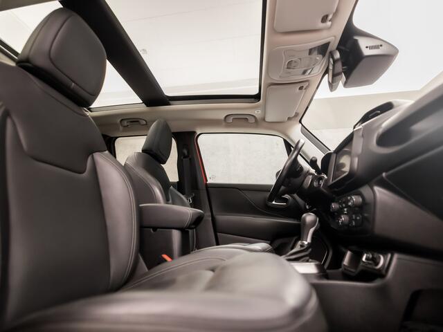 Jeep RENEGADE 1.3T Freedom 151Pk Automaat (PANORAMADAK, APPLE CARPLAY, GROOT NAVI, STUUR/STOELVERWARMING, LEDER, CLIMATE, CAMERA, SPORTSTOELEN, TREKHAAK, GETINT GLAS, ADAPTIVE CRUISE, NIEUWE APK, NIEUWSTAAT)