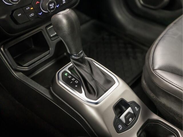 Jeep RENEGADE 1.3T-e Freedom Sport 151Pk Automaat (APPLE CARPLAY, GROOT NAVI, LEDER, CLIMATE, ADAPTIVE CRUISE, SPORTSTOELEN, STUUR/STOELVERWARMING, TREKHAAK, GETINT GLAS, KEYLESS, ZWART HEMEL, NIEUWSTAAT)