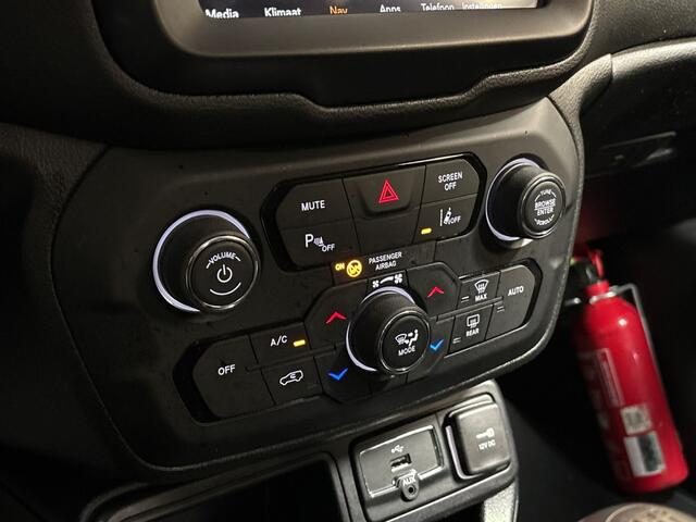 Jeep RENEGADE 1.0T Limited Sport (APPLE CARPLAY, BLACK PACK, NAVIGATIE, CLIMATE, KEYLESS, SPORTSTOELEN, ELEK PAKKET, CRUISE, NIEUWSTAAT)