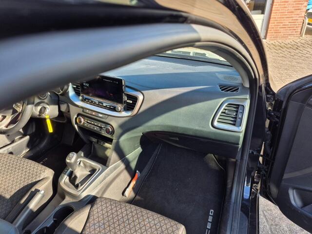 KIA CEE D Dynamic Line, Trekhaak, Camera, Navi, origineel NL auto