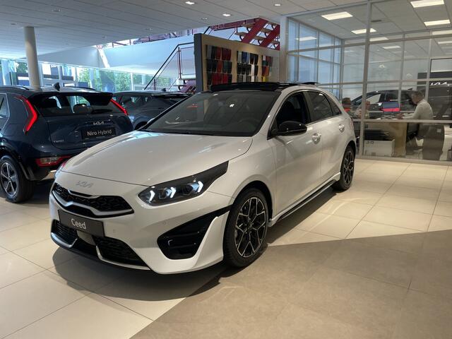 KIA CEE D Ceed 1.5 T-GDi GT-Line // Automaat DCT7 // Panorama Schuifdak Nieuwe Auto // GT Line Automaat // Full Options // Direct Leverbaar !! bel 0492-588951 info Roel 0492-588951