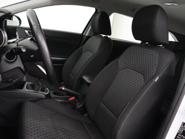 KIA CEE D Ceed 1.6 CRDi DynamicLine | Trekhaak | Camera | Carplay | Navigatie | Climate control | Parkeerhulp | Cruise control | Bluetooth