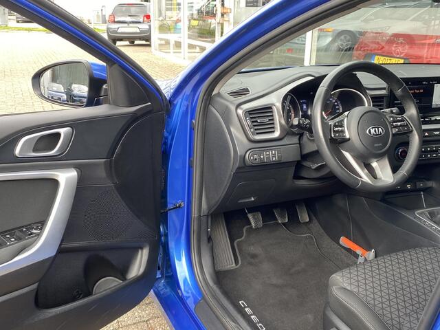 KIA CEE D Ceed Sportswagon 1.5 T-GDi DynamicLine / NL-Auto / 160 PK / 1e-Eigenaar / Trekhaak / Cruise-Control / Climate-Control / Apple-Carplay & Android-Auto / Armsteun-Voor / DAB Radio-Bluetooth / Navi / PDC-Achter met Camera / 16'' LMV / ENZ.
