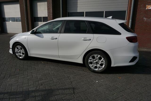 KIA CEE D Ceed Sportswagon 1.0 T-GDI DYNAMICLINE DEALER ONDERHOUDEN CAMERA STOEL+STUURVERWARMING ANDROID/APPLECARPLAY(NAVI) ECC AIRCO CRUISECONTROL RIJSTROOKSENSOR BLUETOOTH PRIVACYGLAS ENZ...