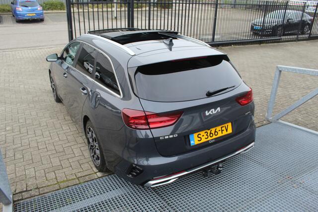 KIA CEE D Ceed Sportswagon 1.5 T-GDi GT-Line Automaat/1ste Eigenaar/Dealeronderhouden/Panoramadak/Trekhaak/Navigatie/Achteruitrijcamera/Stuur- en Stoelverwarming/Adaptive cruisecontrol/Lane assist/Parkeersensoren rondom