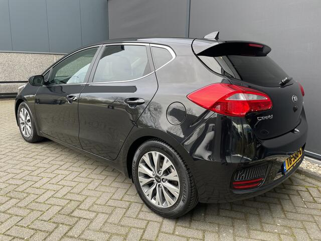 KIA CEE D cee'd 1.6 GDI DynamicLine Achteruitrijcamera - Apple carplay - Trekhaak afneembaar - Parkeersensor achter - Cruise control - Bluetooth - Elektrische ramen - Led verlichting - Radio - Stuur multifunctioneel - Stuur leder - Start/stop systeem - Licht metale
