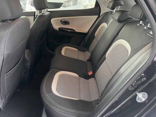 KIA CEE D cee'd 1.6 GDI DynamicLine Achteruitrijcamera - Apple carplay - Trekhaak afneembaar - Parkeersensor achter - Cruise control - Bluetooth - Elektrische ramen - Led verlichting - Radio - Stuur multifunctioneel - Stuur leder - Start/stop systeem - Licht metale