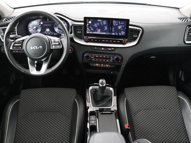 KIA CEE D Ceed 1.5 T-GDi DynamicPlusLine | Stoelverwarming | Adaptive cruise | Camera | Carplay | Half leder | Stuurverwarming | Navigatie | Full LED | Side Assist | Climate control | Parkeerhulp | Keyless | Elektrische klep
