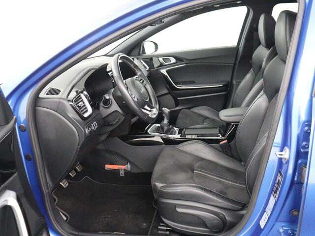 KIA CEE D Ceed 1.5 T-GDi GT-Line | Panoramadak | Trekhaak | Stuur/stoel verwarming | Camera | Park assist | Adaptive cruise | Carplay | Dodehoek detectie | Virtual |