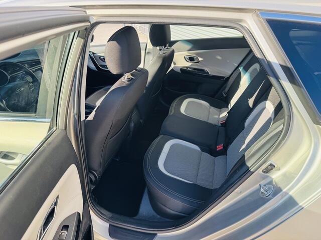 KIA CEE D cee'd Sportswagon 1.6 GDI DynamicLine Automaat Stoelverwarming | Trekhaak | Verzwaarde achterveren
