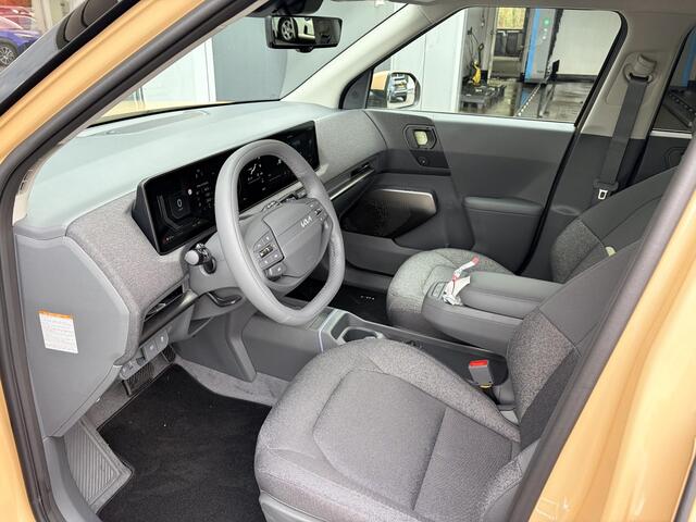 KIA EV2 Plus 42.2 kWh | Direct uit voorraad leverbaar | Actieprijs ¤. 29,890,= rijklaar inclusief inruilactie | Stoelverwarming | Camera